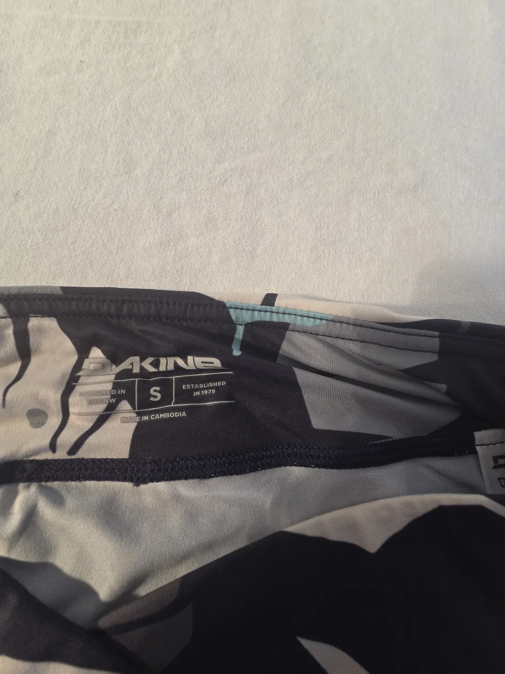 Dakine Women's Blue Black Tropical Crop Liner Biking Shorts